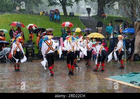 Mendip Morris tanzt im Regen beim Buxton Day of Dance 2023 Stockfoto