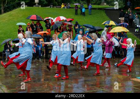 Zimmermädchen von Clifton tanzen im Regen beim Buxton Day of Dance 2023 Stockfoto