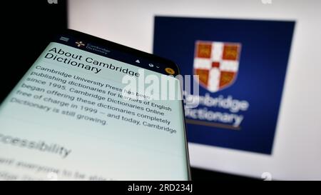 Mobiltelefon mit Webseite des Cambridge Dictionary auf dem Bildschirm vor dem Logo. Fokus auf oberer linker Seite des Telefondisplays. Stockfoto