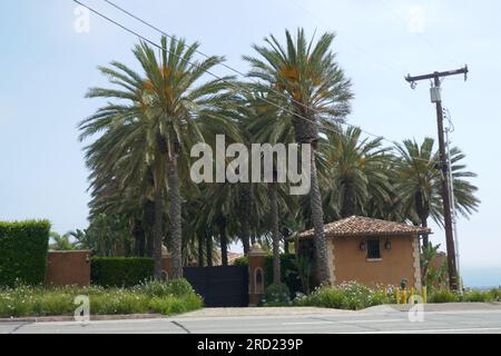 Malibu, Kalifornien, USA 16. Juli 2023 CherÕs Haus/Haus im italienischen Renaissance-Stil derzeit für $75 Millionen Dollar am 25142 Pacific Coast Highway in Malibu, Kalifornien, USA erhältlich. Foto: Barry King/Alamy Stock Photo Stockfoto