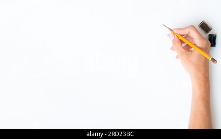 Draufsicht auf die Hände von Mädchen, die mit Bleistiften und Farben mit Kopierraum malen Stockfoto