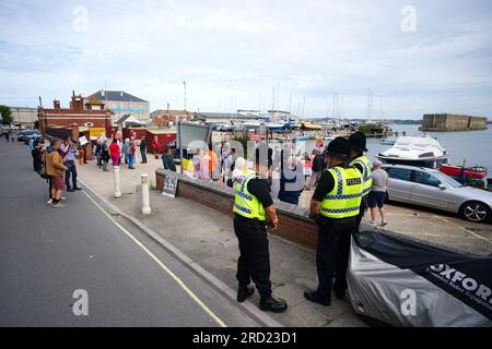 Demonstranten in Portland in Dorset, nachdem das Unterbringungsschiff Bibby Stockholm vom Trockendock in Falmouth, Cornwall, angekommen ist, wo Migranten untergebracht sind. Bilddatum: Dienstag, 18. Juli 2023. Stockfoto