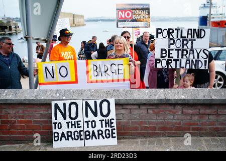 Demonstranten in Portland in Dorset, nachdem das Unterbringungsschiff Bibby Stockholm vom Trockendock in Falmouth, Cornwall, angekommen ist, wo Migranten untergebracht sind. Bilddatum: Dienstag, 18. Juli 2023. Stockfoto