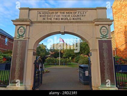 Filey war Memorial, zu Ehren der Männer von Filey, die für ihr Land starben, in den beiden Weltkriegen - Filey Memorial Garden, 11 Murray Street, Filey YO14 Stockfoto