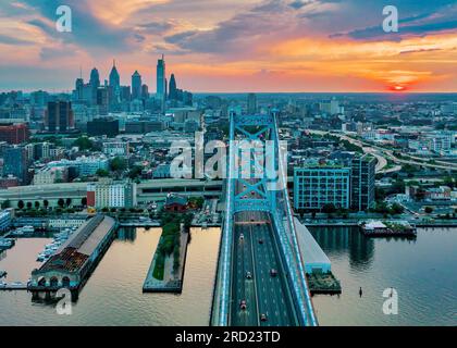 Luftaufnahme der Ben Franklin Bridge und der Skyline von Philadelphia. Die Ben Franklin Bridge ist eine Hängebrücke, die Philadelphia und Camden, NJ, verbindet Stockfoto