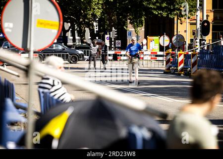 NIJMEGEN - die ersten Teilnehmer überqueren die Ziellinie auf der Wedren während des ersten Tages der Nijmegen Four Days Marches. ANP ROB ENGELAAR niederlande raus - belgien raus Stockfoto