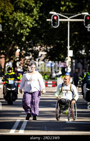 NIJMEGEN - die ersten Teilnehmer überqueren die Ziellinie auf der Wedren während des ersten Tages der Nijmegen Four Days Marches. ANP ROB ENGELAAR niederlande raus - belgien raus Stockfoto