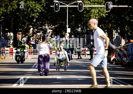 NIJMEGEN - die ersten Teilnehmer überqueren die Ziellinie auf der Wedren während des ersten Tages der Nijmegen Four Days Marches. ANP ROB ENGELAAR niederlande raus - belgien raus Stockfoto