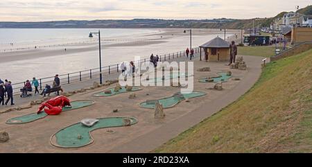Verrückter Golfplatz an der Küste von Filey mit dem Sandstrand und der Nordsee im Hintergrund, Filey, North Yorkshire, England, Großbritannien. Stockfoto
