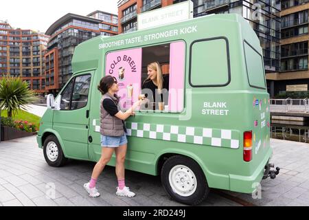 REDAKTIONELLER GEBRAUCH NUR Free Cold Brew Kaffees werden an Pendler in Paddington verteilt, um den neuen Cold Brew Hotline Service in Blank Street zu eröffnen, wo Londoner anrufen können, um die Chance zu haben, frisch zubereitetes Cold Brew kostenlos von Hand zu erhalten. Bilddatum: Dienstag, 18. Juli 2023. Stockfoto