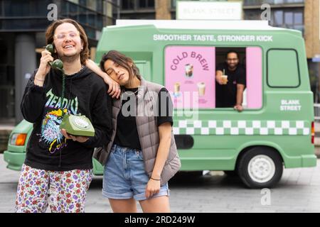 REDAKTIONELLER GEBRAUCH NUR Free Cold Brew Kaffees werden an Pendler in Paddington verteilt, um den neuen Cold Brew Hotline Service in Blank Street zu eröffnen, wo Londoner anrufen können, um die Chance zu haben, frisch zubereitetes Cold Brew kostenlos von Hand zu erhalten. Bilddatum: Dienstag, 18. Juli 2023. Stockfoto