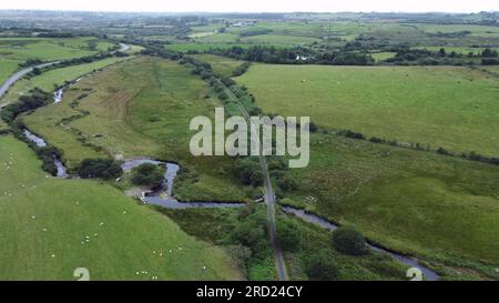 Ein Luftblick von der stillgelegten ehemaligen Afon Wen bis zur Bangor Carnarvonshire Railway, jetzt ein Radweg, in der Nähe von Penygos, Gwynedd, Wales. Juli 2023 Stockfoto