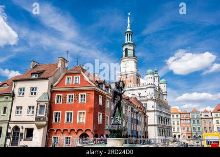 Apollo-Brunnen auf einem alten Marktplatz (Stary Rynek) mit kleinen bunten Häusern und dem alten Rathaus in Posen, Polen Stockfoto