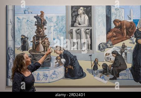 The National Gallery, London, Großbritannien. 18. Juli 2023. Mehr als 30 Jahre nachdem Dame Paula Rego (1935-2022), die erste assoziierte Künstlerin der National Gallery (1990-92), eingeladen wurde, ein Wandgemälde für den Sainsbury Wing Dining Room zu erstellen, Eine neue Ausstellung feiert die Beziehung einer der ehrgeizigsten öffentlichen Kommissionen von Rego mit dem Titel Crivelli's Garden zur Nationalgalerie und ihrer Sammlung. Ehemalige Kollegen aus der Galerie, die im letzten Gemälde modelliert haben, sehen sich die Werke, die sie 30 Jahre später gezeigt haben, noch einmal an. Kredit: Malcolm Park/Alamy Live News Stockfoto