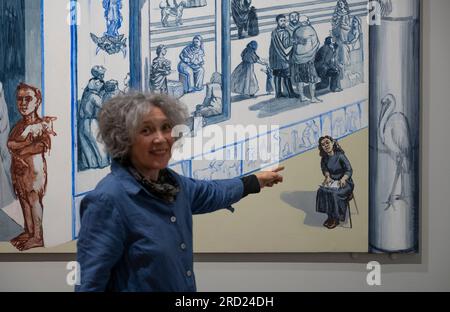 The National Gallery, London, Großbritannien. 18. Juli 2023. Mehr als 30 Jahre nachdem Dame Paula Rego (1935-2022), die erste assoziierte Künstlerin der National Gallery (1990-92), eingeladen wurde, ein Wandgemälde für den Sainsbury Wing Dining Room zu erstellen, Eine neue Ausstellung feiert die Beziehung einer der ehrgeizigsten öffentlichen Kommissionen von Rego mit dem Titel Crivelli's Garden zur Nationalgalerie und ihrer Sammlung. Ehemalige Kollegen aus der Galerie, die im letzten Gemälde modelliert haben, sehen sich die Werke, die sie 30 Jahre später gezeigt haben, noch einmal an. Kredit: Malcolm Park/Alamy Live News Stockfoto