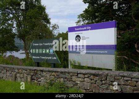 Eingangsschilder am Trawsfynydd-Standort des Kernkraftwerks Magnox, das jetzt stillgelegt wird Stockfoto