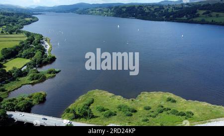 Blick von der Drohne auf Jachten und Segeldingies auf Lake Bala, Bala, Snowdonia, Gwynedd, Wales, Juli 2023 Stockfoto