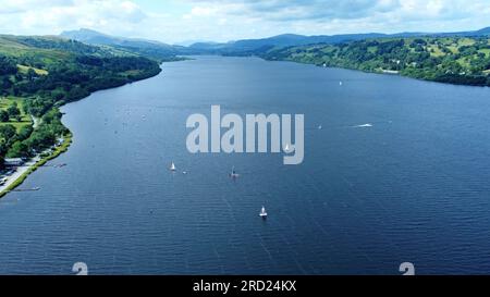 Blick von der Drohne auf Jachten und Segeldingies auf Lake Bala, Bala, Snowdonia, Gwynedd, Wales, Juli 2023 Stockfoto