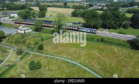 Konservierter Dieselkraftstoff loco 31271 verlässt Corwen Bahnhof mit der 13,40-Verbindung nach Llangollen, Llangollen Heritage Railway, Wales, Juli 2023 Stockfoto