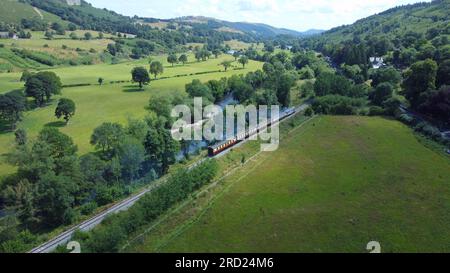 Konservierter Dieselkraftstoff loco 31271 verlässt Corwen Bahnhof mit der 13,40-Verbindung nach Llangollen, Llangollen Heritage Railway, Wales, Juli 2023 Stockfoto