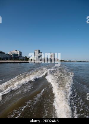 Antwerpen, Belgien, 08. Juli 2023, Gebäude im Bau, Skyline von Antwerpen, Wolkenkratzer am rechten Ufer Foto von einem Boot Stockfoto