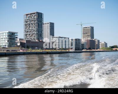 Antwerpen, Belgien, 08. Juli 2023, unter Baugebäuden, Skyline von Antwerpen, Wolkenkratzer am rechten Ufer Stockfoto