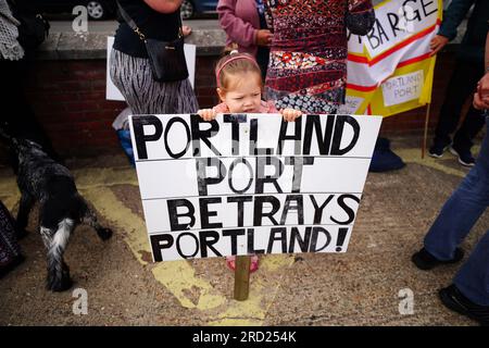 Demonstranten in Portland in Dorset, nachdem das Unterbringungsschiff Bibby Stockholm vom Trockendock in Falmouth, Cornwall, angekommen ist, wo Migranten untergebracht sind. Bilddatum: Dienstag, 18. Juli 2023. Stockfoto