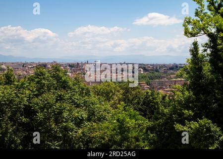 Malerischer Blick auf die Skyline von Rom, Hauptstadt von Italien. Römisches Panoramablick auf die Stadt vom Janiculum-Hügel aus. Stockfoto