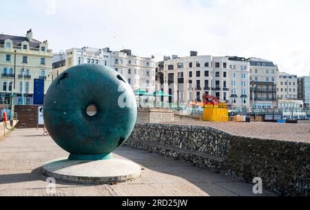 Brighton UK 18. Juli 2023 - Ein Blick auf das ausgebrannte Royal Albion Hotel an der Küste von Brighton vor Beginn der Abrissarbeiten : Credit Simon Dack / Alamy Live News Stockfoto