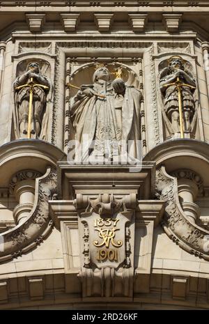 Statue von Queen Victoria über dem Eingang zum Victoria and Albert Museum, Cromwell Road, London, England, Großbritannien Stockfoto