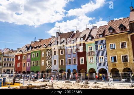 Posen, Polen - 05. Juli 2022: Alter Marktplatz (Stary Rynek) mit kleinen bunten Häusern, Touristen und altem Rathaus in Posen, Polen. Quadrat wird rekonstruiert. Stockfoto