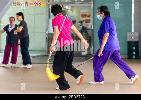 Senioren, die Tai Chi praktizieren, Ping Shek, Kowloon, Hongkong, SAR, China Stockfoto