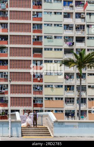 Chinesisches Paar, das für Hochzeitsfotos posiert, Choi Hung Estate, Kowloon, Hongkong, SAR, China Stockfoto