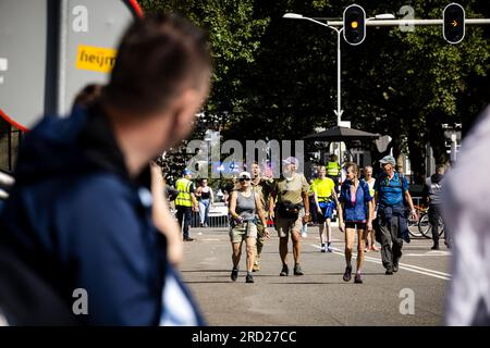 NIJMEGEN - die ersten Teilnehmer überqueren die Ziellinie auf der Wedren während des ersten Tages der Nijmegen Four Days Marches. ANP ROB ENGELAAR niederlande raus - belgien raus Stockfoto