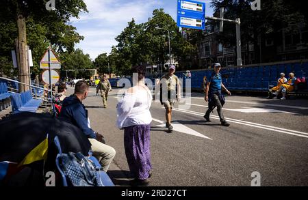 NIJMEGEN - die ersten Teilnehmer überqueren die Ziellinie auf der Wedren während des ersten Tages der Nijmegen Four Days Marches. ANP ROB ENGELAAR niederlande raus - belgien raus Stockfoto