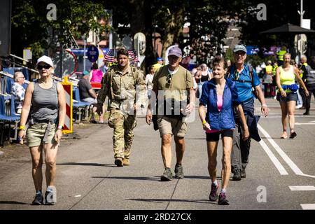 NIJMEGEN - die ersten Teilnehmer überqueren die Ziellinie auf der Wedren während des ersten Tages der Nijmegen Four Days Marches. ANP ROB ENGELAAR niederlande raus - belgien raus Stockfoto