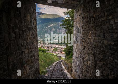 Tunnel und Eisenbahnen. Licht am Ende des Tunnels. Crans Montana, Kanton Valais, Schweiz. Stockfoto