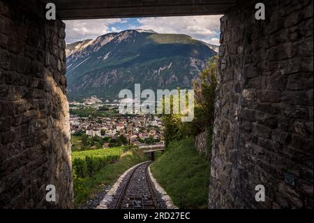 Tunnel und Eisenbahnen. Licht am Ende des Tunnels. Crans Montana, Kanton Valais, Schweiz. Stockfoto