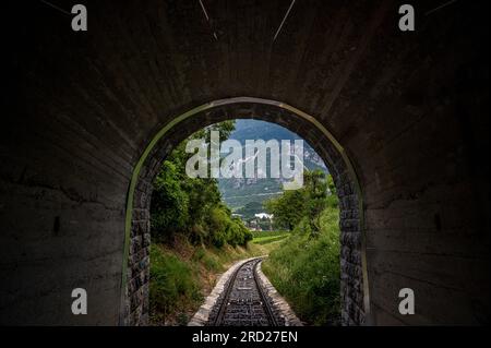 Tunnel und Eisenbahnen. Licht am Ende des Tunnels. Crans Montana, Kanton Valais, Schweiz. Stockfoto