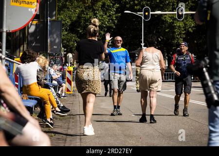 NIJMEGEN - die ersten Teilnehmer überqueren die Ziellinie auf der Wedren während des ersten Tages der Nijmegen Four Days Marches. ANP ROB ENGELAAR niederlande raus - belgien raus Stockfoto