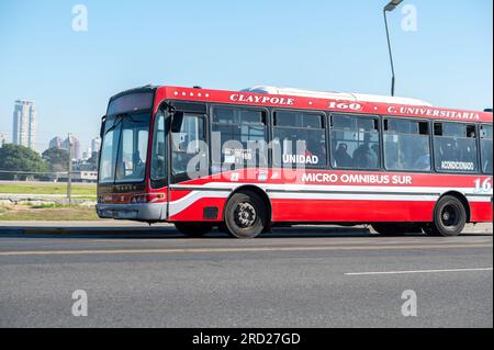 Buenos Aires, Argentinien : 2023. Mai 15 : lokaler städtischer Bus am Aeroparque in Buenos Aires, Hauptstadt der Argentinischen Republik 2023. Stockfoto