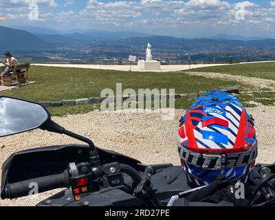 Bereit für Action: Blauer und roter Helm auf Quad-Rückansicht Stockfoto