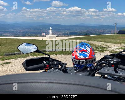 Bereit für Action: Blauer und roter Helm auf Quad-Rückansicht Stockfoto