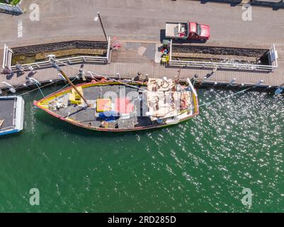 Luftaufnahme eines Fischerboots, das an ein Dock gefesselt ist und neben Port Fairy, Great Ocean Road, Victoria, Australien, parkt. Stockfoto