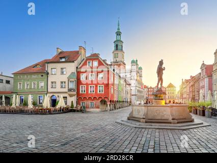 Apollo-Brunnen auf dem Marktplatz bei Sonnenaufgang in Posen, Polen Stockfoto