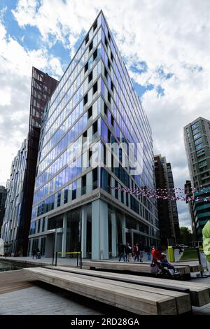 London - 05 28 2022: Dreieckshaus am Merchant Square in Paddington Basin Stockfoto