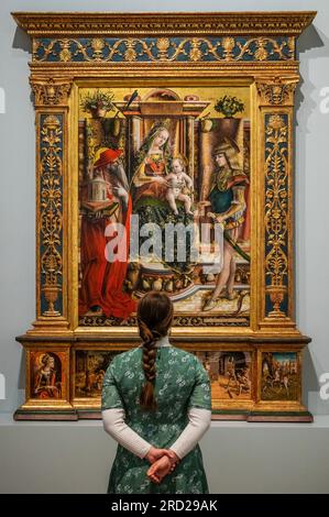 London, Großbritannien. 18. Juli 2023. Das Altarbild von Crivelli - Paula Rego: Der Garten von Crivelli in der Nationalgalerie. Als erste assoziierte Künstlerin der National Gallery (1990-92) wurde sie eingeladen, das Wandgemälde für den Sainsbury Wing Dining Room zu erstellen. Diese neue Ausstellung vereint die 10 Meter langen Kunstwerke mit dem Altarbild aus dem 15. Jahrhundert von Carlo Crivelli, das es inspiriert hat, sowie Lebensstudien, die Rego von den Kollegen der Galerie produziert hat, die im endgültigen Gemälde zu sehen sind. Kredit: Guy Bell/Alamy Live News Stockfoto