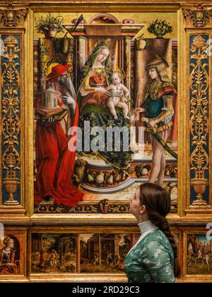 London, Großbritannien. 18. Juli 2023. Das Altarbild von Crivelli - Paula Rego: Der Garten von Crivelli in der Nationalgalerie. Als erste assoziierte Künstlerin der National Gallery (1990-92) wurde sie eingeladen, das Wandgemälde für den Sainsbury Wing Dining Room zu erstellen. Diese neue Ausstellung vereint die 10 Meter langen Kunstwerke mit dem Altarbild aus dem 15. Jahrhundert von Carlo Crivelli, das es inspiriert hat, sowie Lebensstudien, die Rego von den Kollegen der Galerie produziert hat, die im endgültigen Gemälde zu sehen sind. Kredit: Guy Bell/Alamy Live News Stockfoto