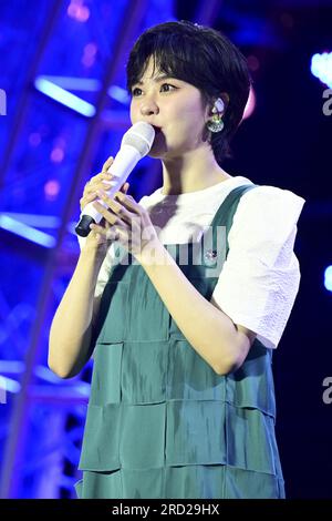 Die chinesische Sängerin Yisa Yu tritt am 15. Juli 2023 auf einem