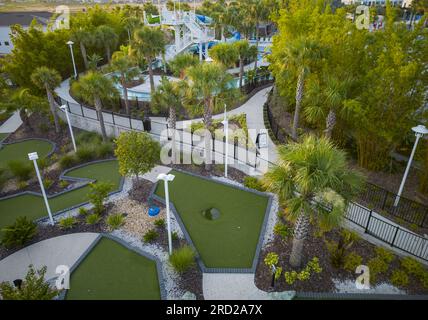 Von einer Drohne mit einem kleinen Minigolf und Poolbereich auf ein Resort in Florida vor der Eröffnung. Stockfoto